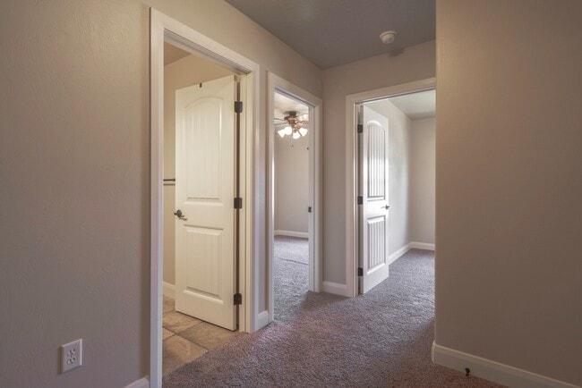 Building Photo - Upgraded 3 Bedroom Townhome in Desirable Southgate Community