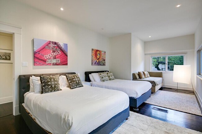 Building Photo - 1402 Windsor Rd