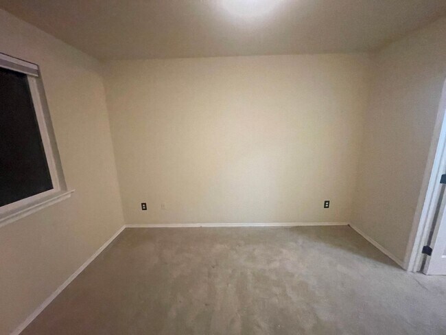 Building Photo - Spacious 4 Bedroom Home for Rent in Lake S...