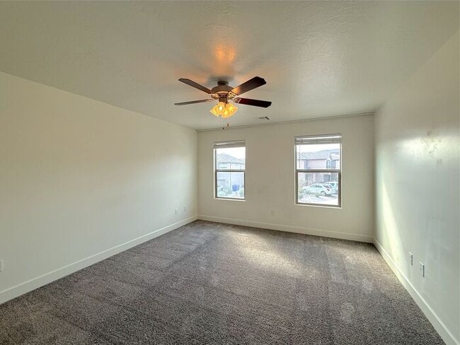 Building Photo - 4 bed, 2.5 bath home w/2 car garage