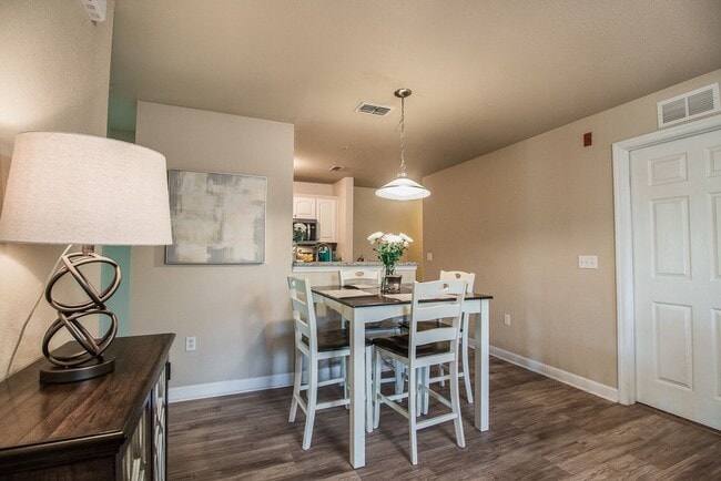 Building Photo - Oxford Terrace II: 4/4 luxury apartment just 3 blocks from UF & 1 block from Sorority Row. Now Re...