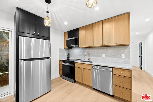 Building Photo - 2326 S Dunsmuir Ave