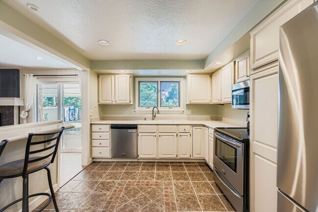 Building Photo - LOCATION! 4-bed 3-bath home located in the...