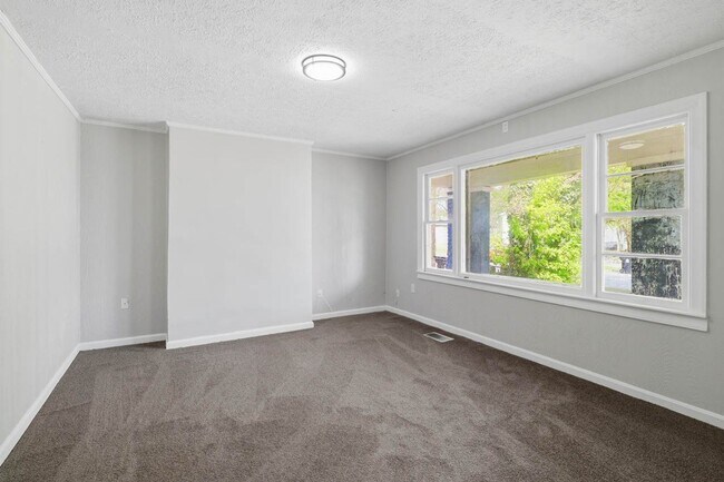Building Photo - Freshly Renovated 4 Bedroom Home