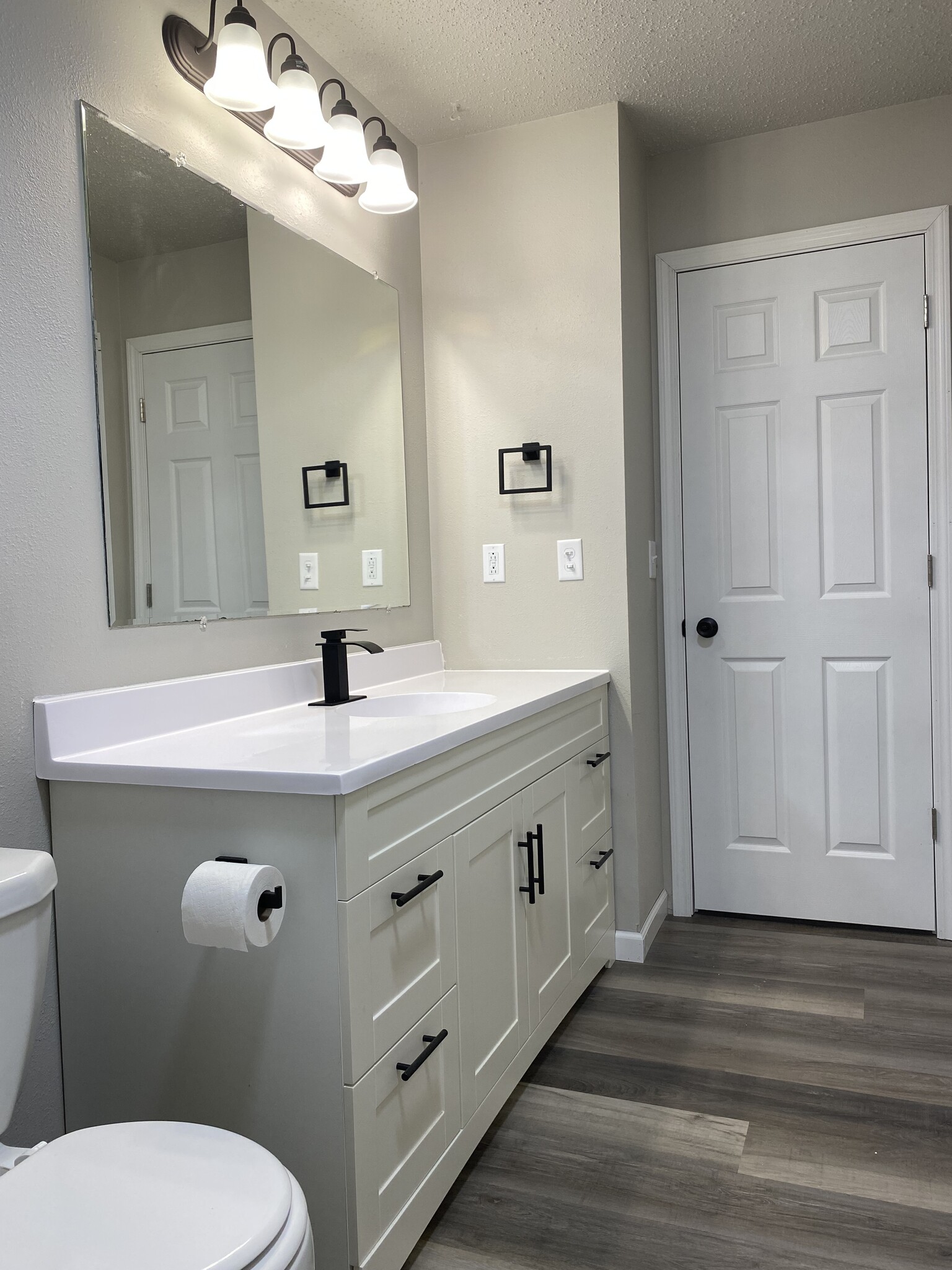 Building Photo - 225 6th St SE