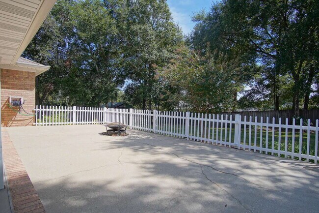 Building Photo - Spacious Oak Meadows Home in Milton with Multiple Living Areas, Fenced Yard & 1/2 Off First Month...