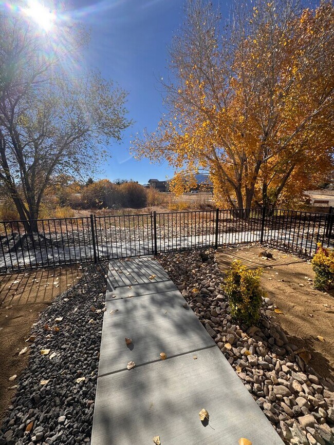 Building Photo - NEW! 3/2.5/2 Townhome in Gardnerville