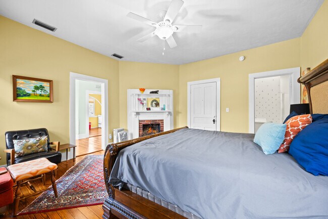 Building Photo - 205 SE 7th St