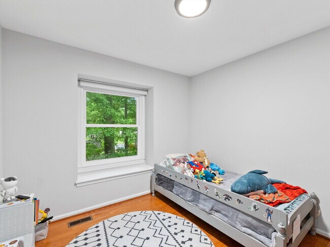 Building Photo - "Spacious 4-Bed Oasis with Scenic Views an...