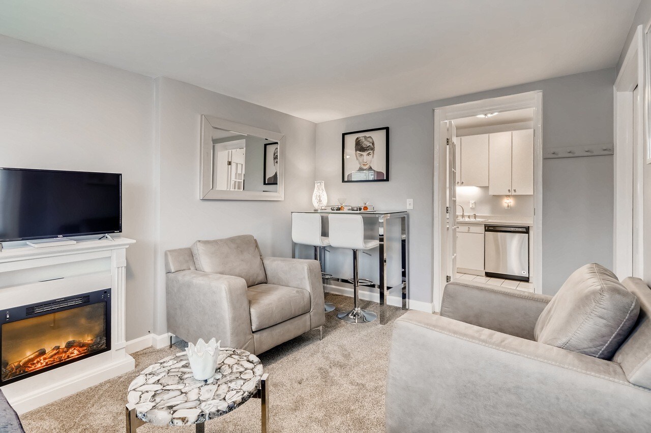 Building Photo - 2549 W Winnemac Ave