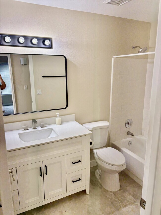 Building Photo - 8626 W Greenbrian Dr