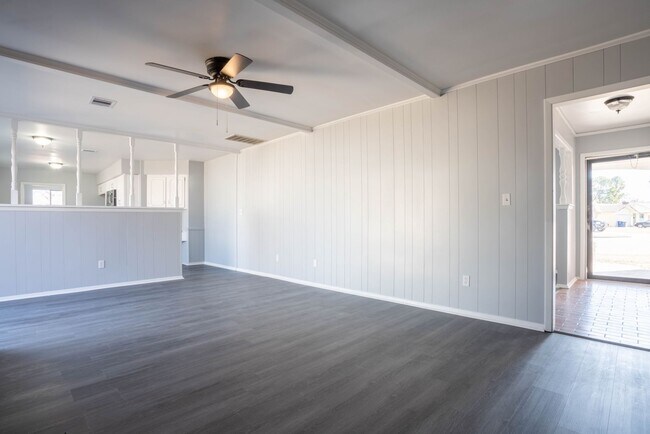 Building Photo - 4 Bedroom Home Available For Immediate Move In!!