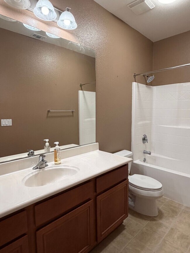 Building Photo - Cozy and Spacious Home in Elk Grove