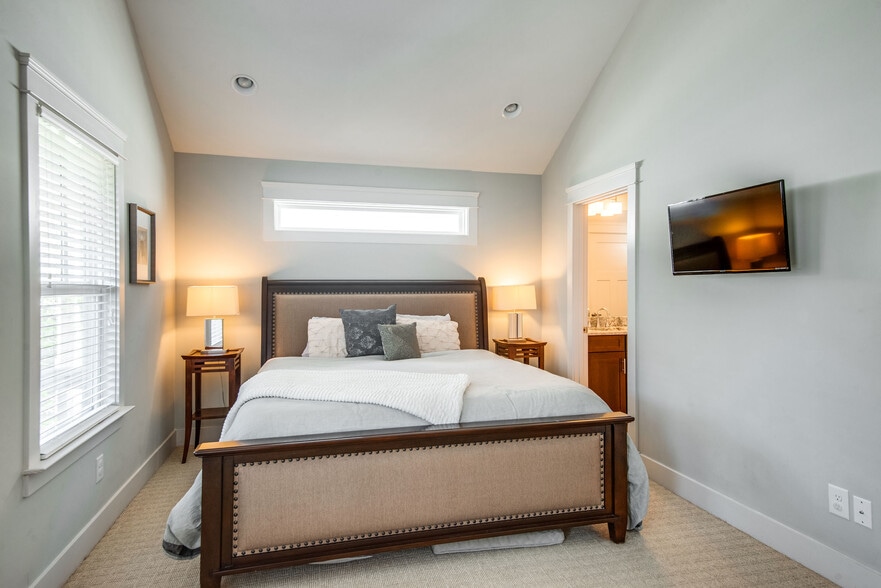 Upstairs master bedroom - 710 Buchanan St