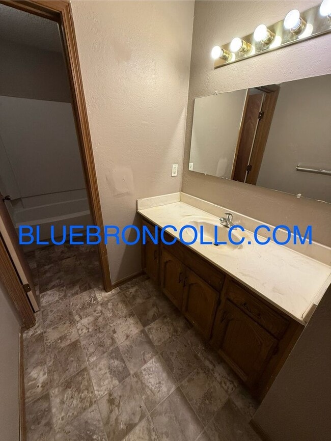 Building Photo - This one will go fast, marvelous 3 bedroom...
