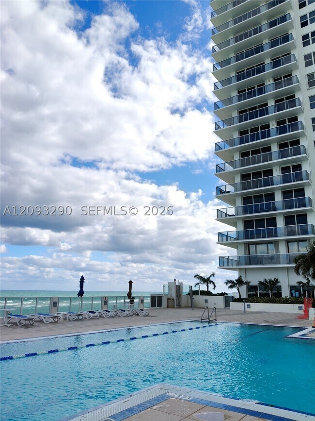 Building Photo - 2751 S Ocean Dr