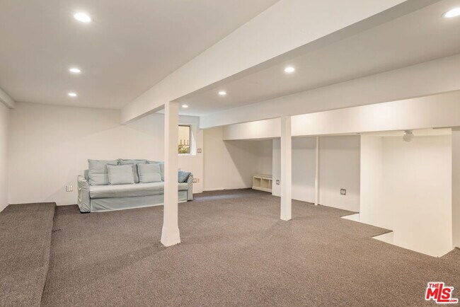 Building Photo - 4075 Los Nietos Dr