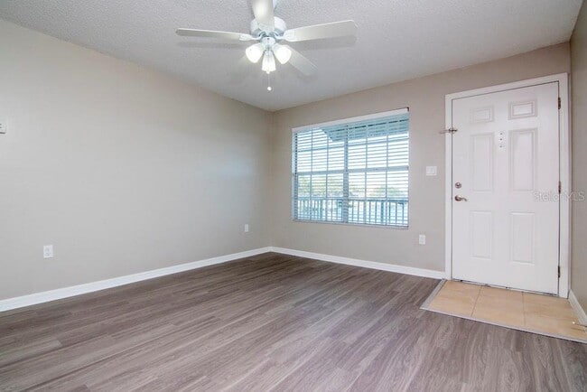 Building Photo - 302 Lake Parsons Green
