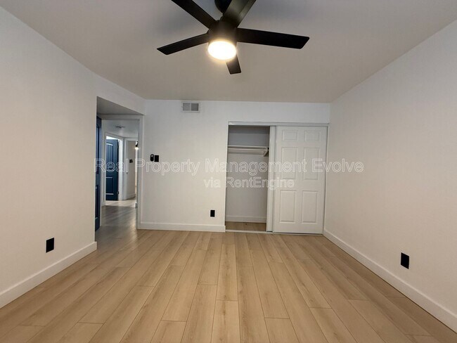 Building Photo - 429 E Greenway Dr