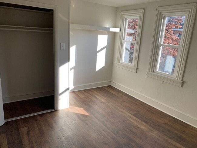 Building Photo - Spacious 2 Bedroom, 1 Bathroom with Bonus ...
