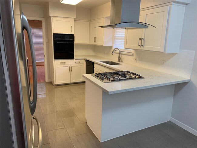 Building Photo - 9914 Larston St