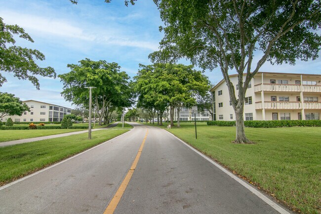 Building Photo - 127 Mansfield D