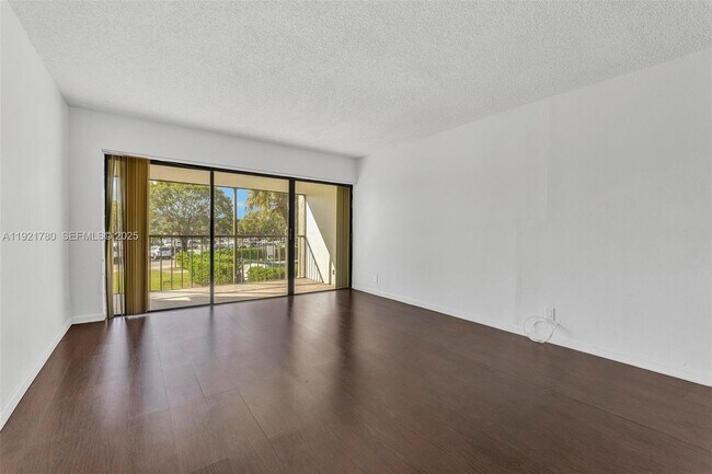 Building Photo - 230 Lakeview Dr