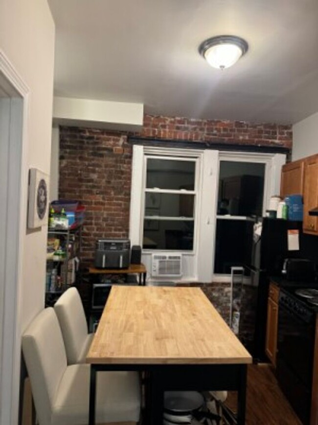 Building Photo - North End - 2 bedroom apartment - 9/1