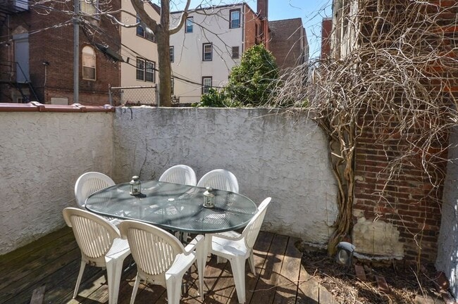 Building Photo - Gorgeous 3-Bedroom Townhouse in Washington Square West! Available mid-July!
