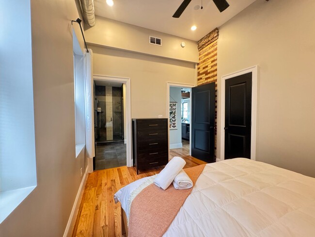 Building Photo - Renovated Highland Loft sleeps 4!