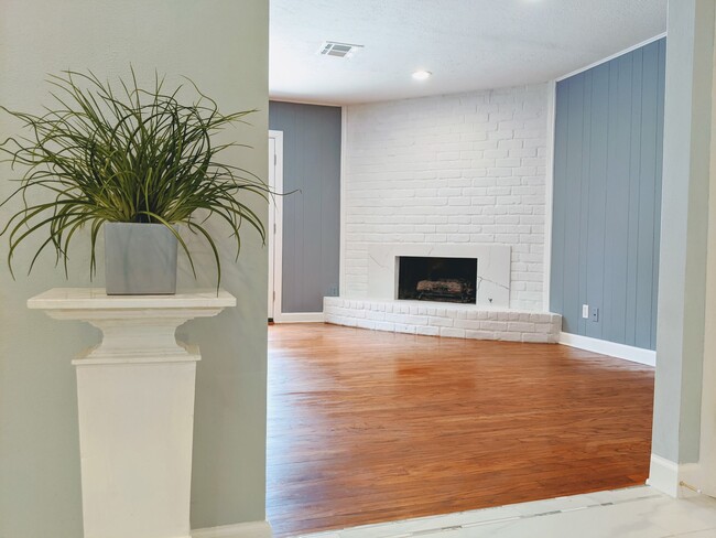 Building Photo - 10062 Haddington Dr