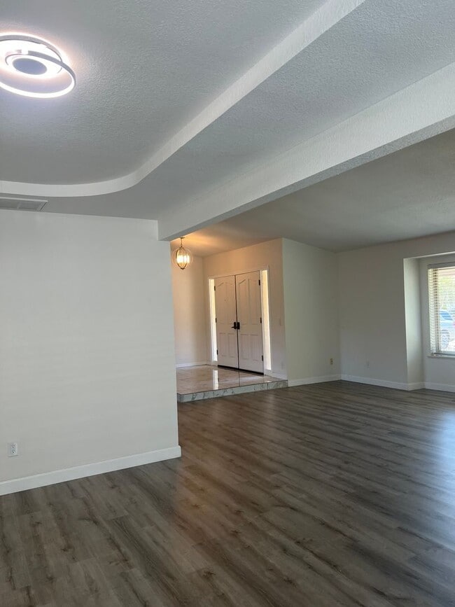 Building Photo - 142 Hillview Dr