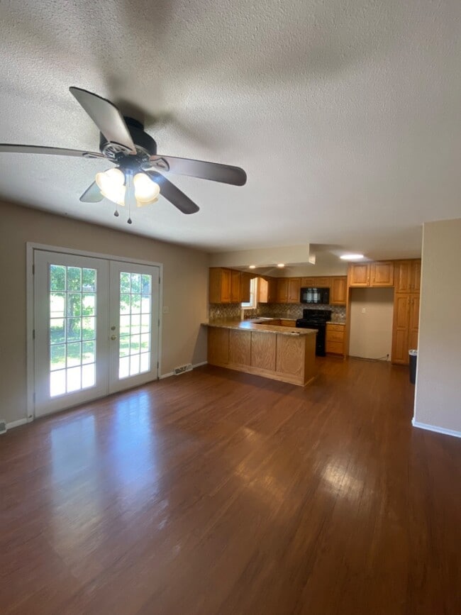 Building Photo - 1002 Glenn Dr