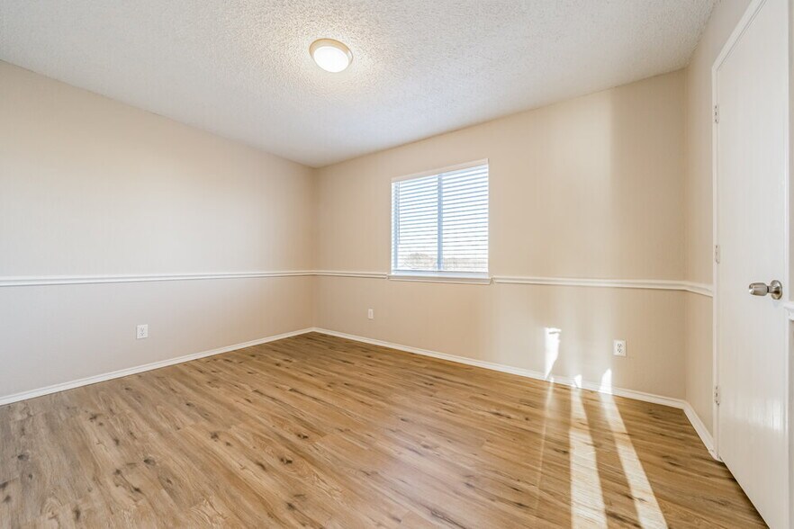 Building Photo - 813 Post Oak Trail