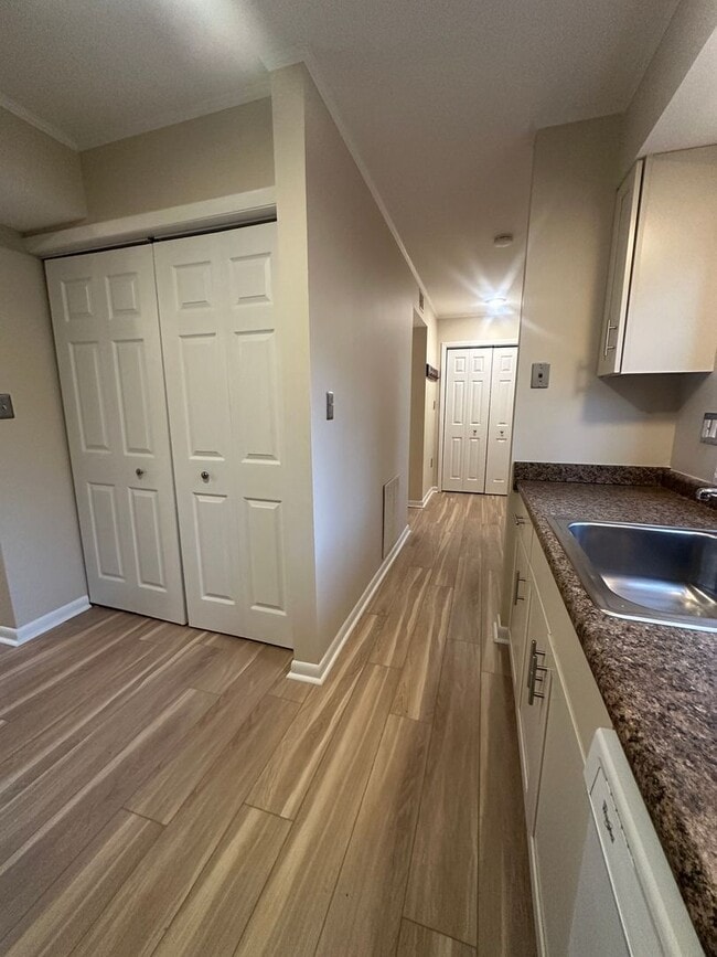 Building Photo - Comfortable Townhouse Near Virginia Tech