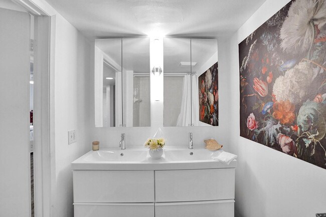 Building Photo - 520 SE 5 Ave