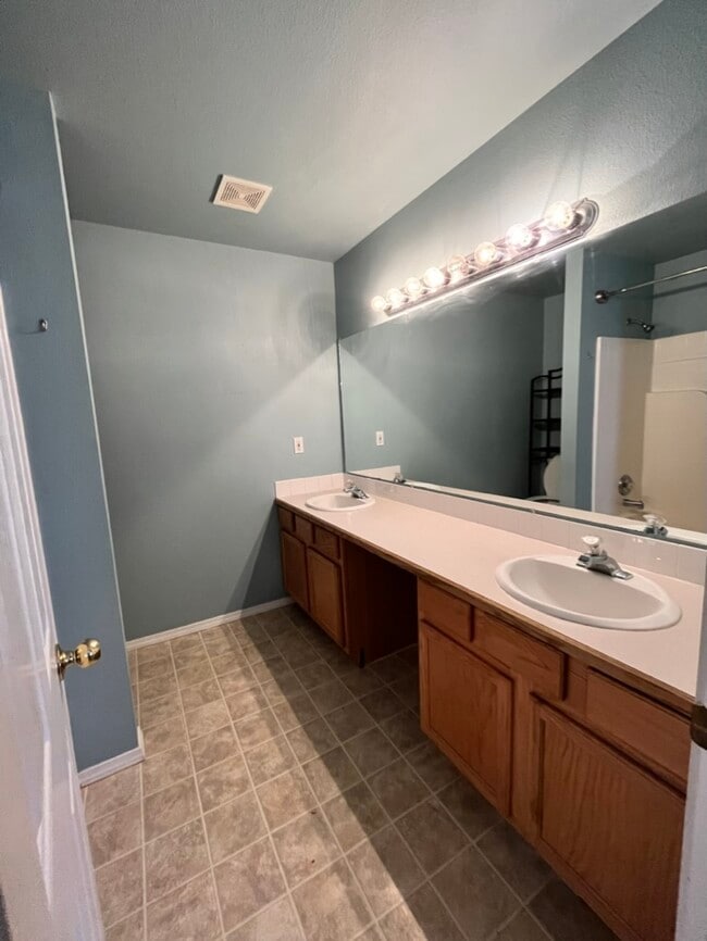 Building Photo - 950 Gregory Ln