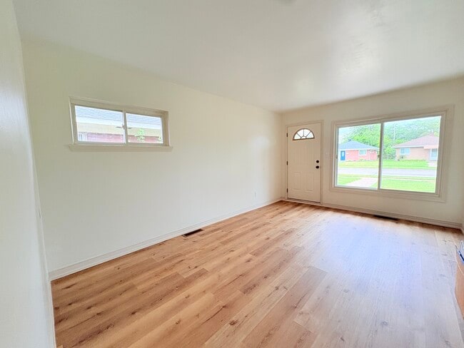 Building Photo - 14024 Irene St