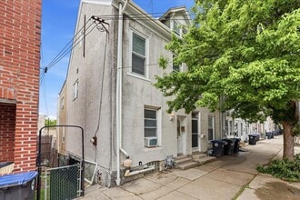 Building Photo - 104 Maple St