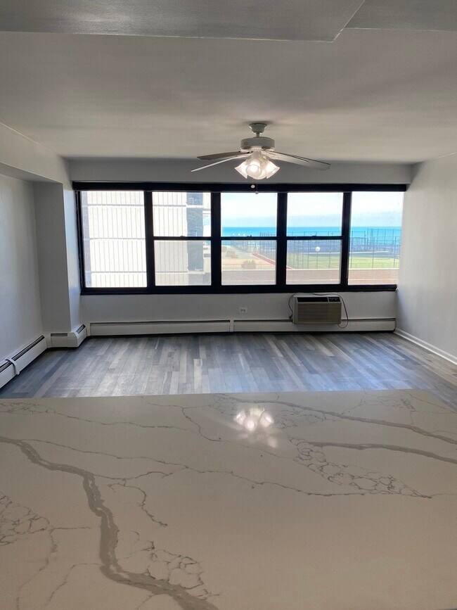 Building Photo - 6030 N Sheridan Rd