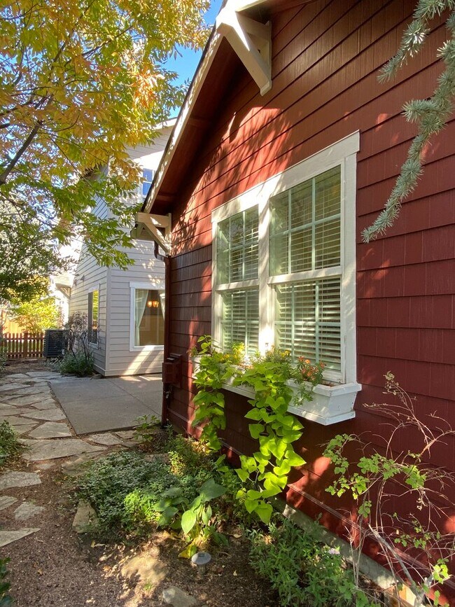 Building Photo - 3BR - 2.5 BA Charming Greenway Home in Lar...