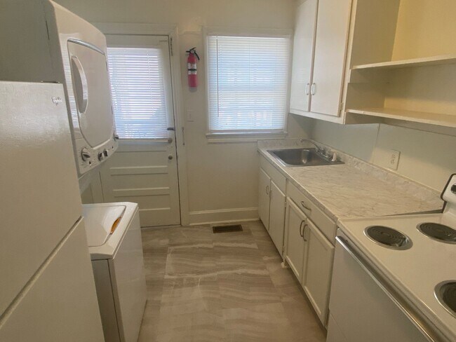 Building Photo - Adorable 1 Bedroom Duplex in Watts-Hillandale