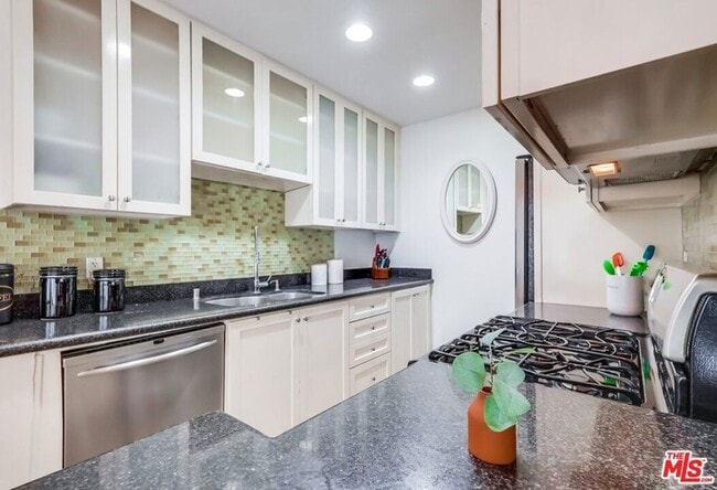 Building Photo - 1275 Havenhurst Dr