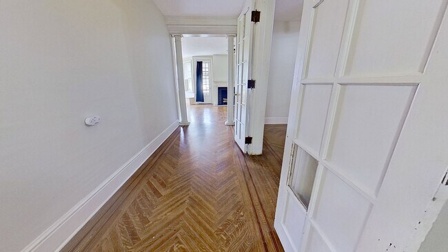 Building Photo - Spacious 1 Bedroom Apartment