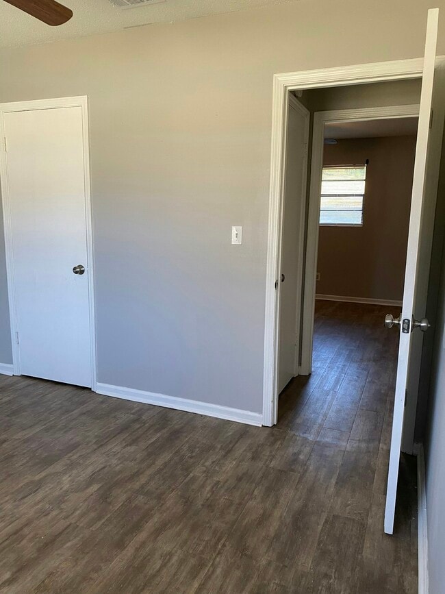 Building Photo - 6916 Bradshaw Dr