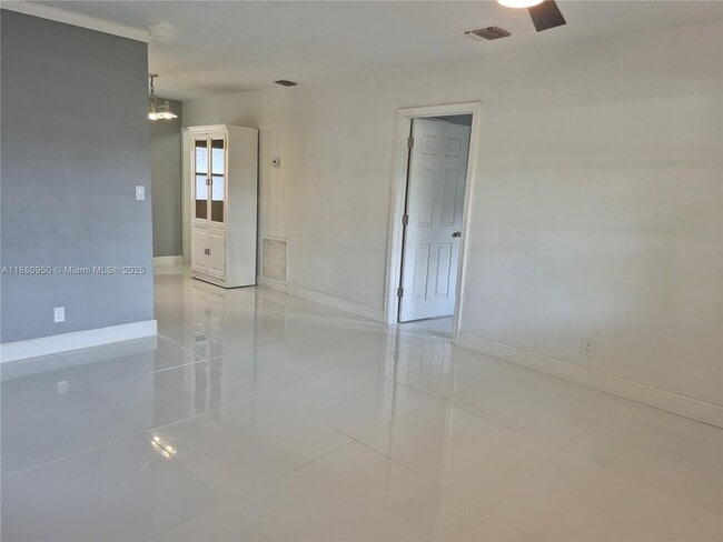 Building Photo - 4920 SW 28th Terrace