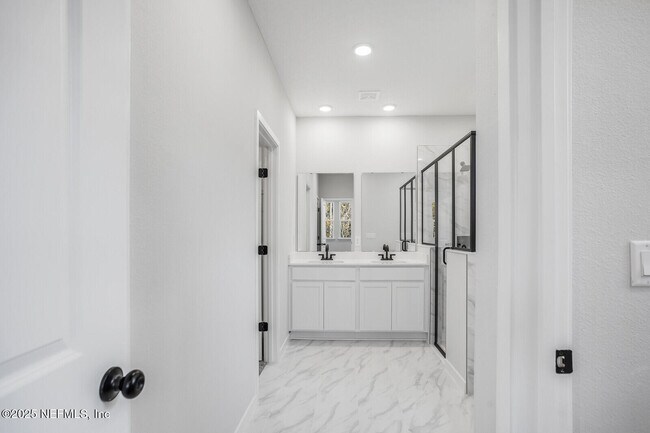 Building Photo - 95999 Surrey Pl