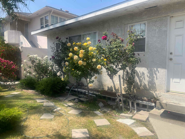 Building Photo - 717 W Glenoaks Blvd