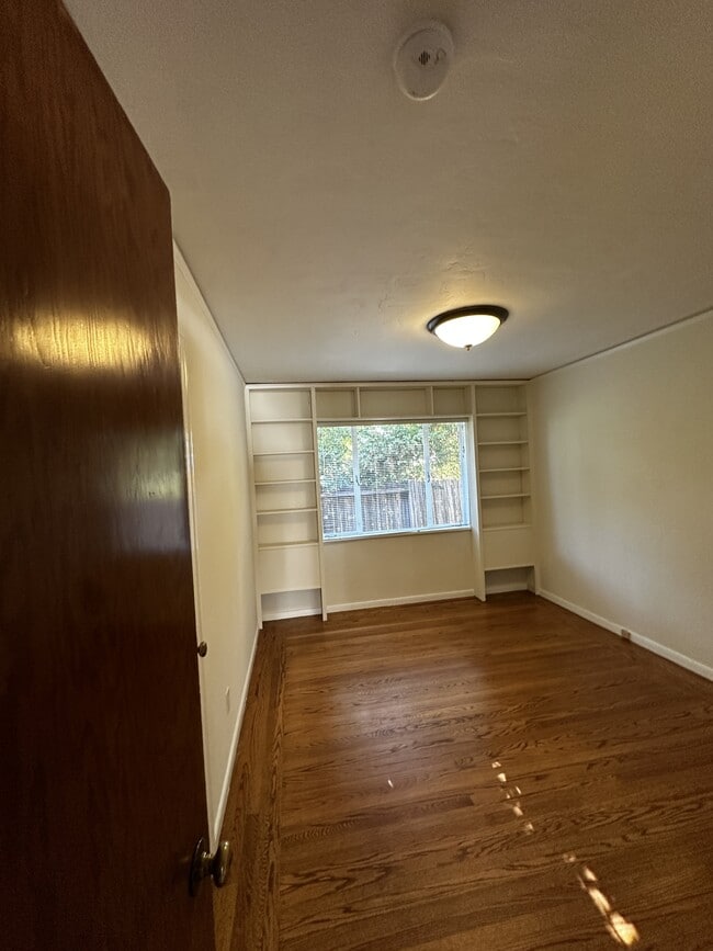 Building Photo - 2036 Braemar Rd