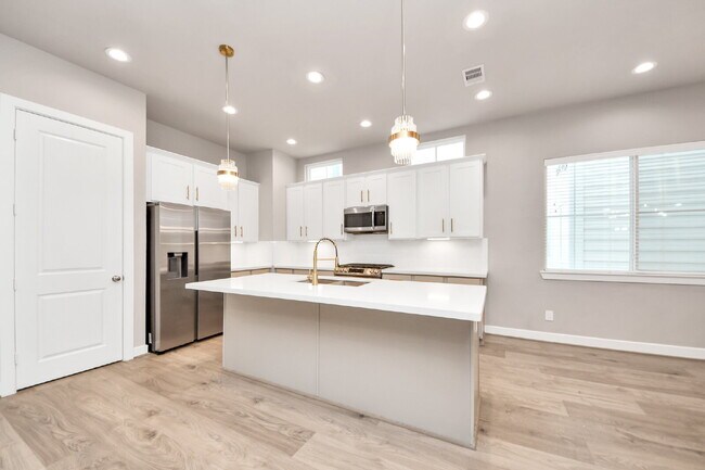 Building Photo - City views, smart layout, and Houston convenience?